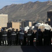 Declaran emergencia en Eagle Pass por migrantes; suspenden temporalmente paso de vehículos