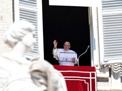 Papa Francisco plantea derecho a no migrar y pide integrar a quienes huyen de la miseria