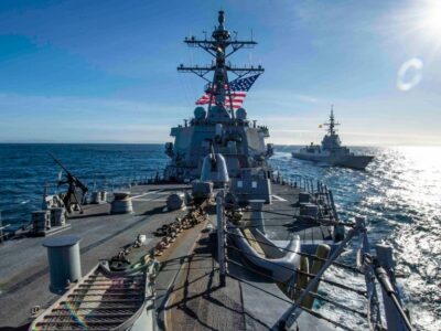 Atacan buque de guerra de EE.UU. y varios barcos en el Mar Rojo