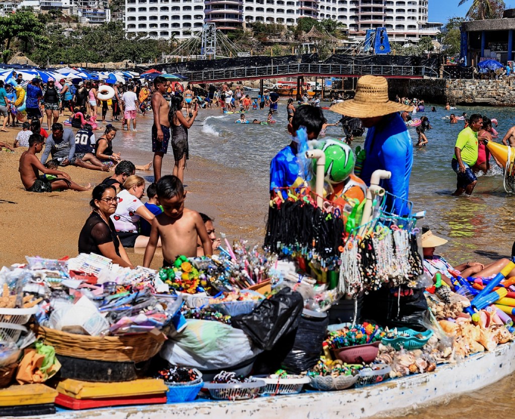 Aunque todavía permanecen restos de la destrucción de “Otis”, el turismo ha revivido esta Semana Santa en Acapulco con playas llenas y una ocupación cercana al 90%