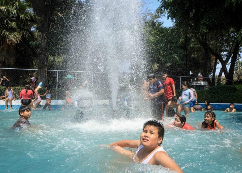 Niños y adolescentes capitalinos disfrutan del Sábado Santo en el parque acuático “La Ballenita” en la alcaldía Cuauhtémoc, ayer