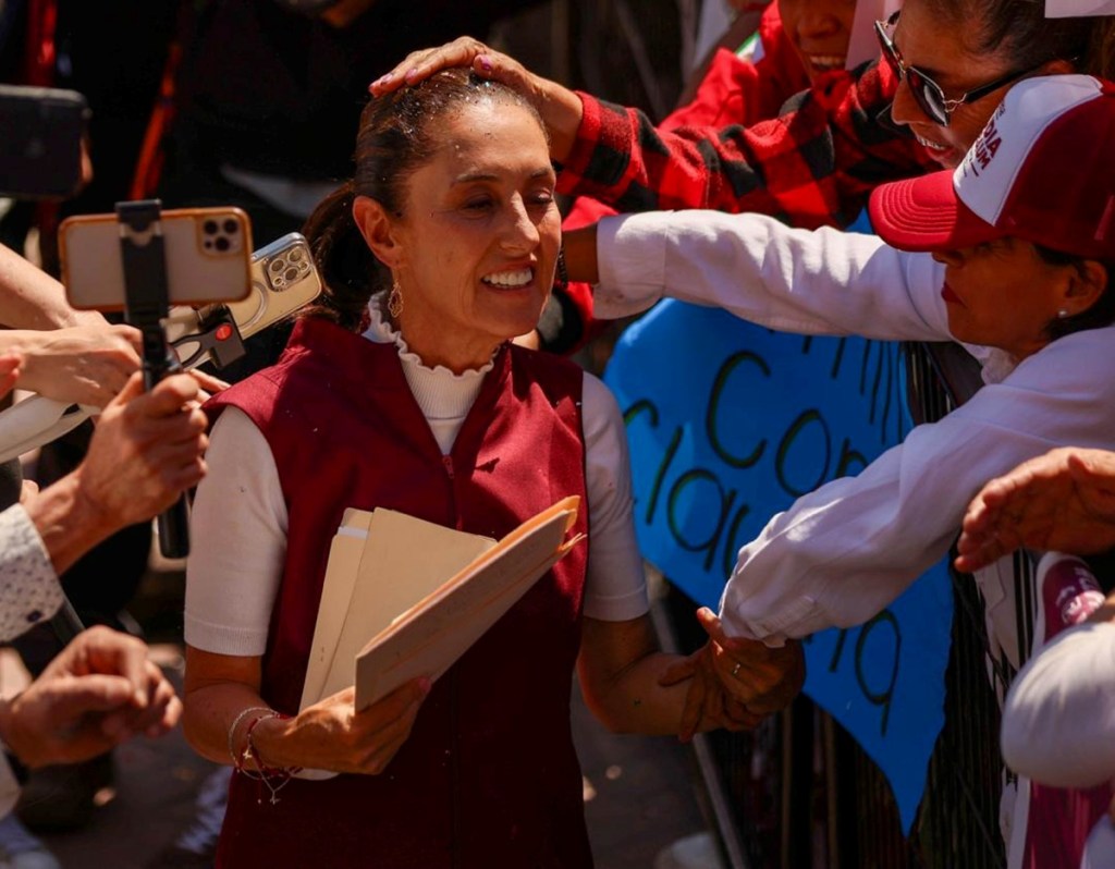 Claudia Sheinbaum, candidata por la coalición Sigamos Haciendo Historia, ayer en la explanada municipal de Ramos Arizpe, Coahuila