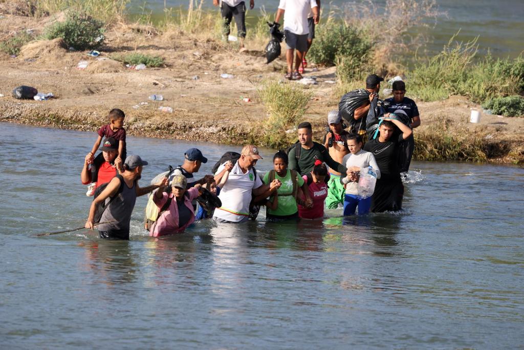 migrantes río Bravo Eagle Pass Texas