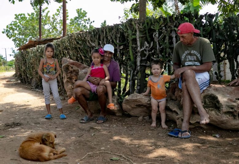 Dos hombres relatan a EFE cómo viven el día a día en medio de los constantes apagones, en una humilde barriada de chabolas junto a la localidad de Santa Marta, en la provincia de Matanzas, en Cuba