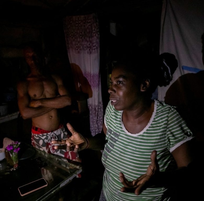 La pareja conformada por Gilde y Arianelis se asoman desde una ventana de su casa en una humilde barriada junto a la localidad de Santa Marta. Son unos de tantos que padecen la crisis en Cuba