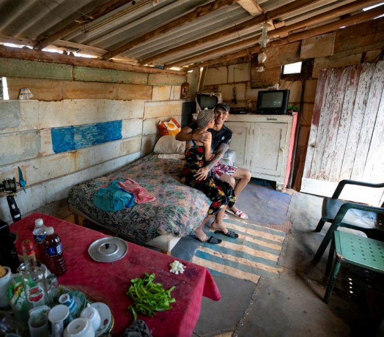 AME109. MATANZAS (CUBA), 19/03/2024.- La joven pareja Gilde (d) y Arianelis (i) sr abrazan en el interior de su casa en el barrio de Santa Marta el 12 de marzo de 2024, en la provincia de Matanzas (Cuba). En medio de la oscuridad de su casa, Catalina, de 35 años, repasa los problemas de su día a día, similares a los que padecen en Cuba millones de personas por la grave crisis económica que sufre el país y que ha generado protestas en varias ciudades en los últimos días. Los apagones, de más de diez horas diarias en muchas provincias, son un calvario para muchos y el detonante -más allá de otras causas profundas- de protestas como las de el pasado domingo. EFE/ Yander Zamora