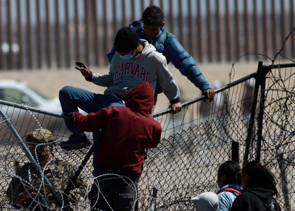 EUM20240321SOC18.JPG CIUDAD JUÁREZ, Chih. Migrants/Migrantes-Frontera.- 21 de marzo de 2024. Cientos de extranjeros que acampaban en el borde fronterizo, rompieron la cerca con sus manos, palos y distintas herramientas en el área conocida como la Puerta 36, en espera de ser procesados por la Patrulla Fronteriza. Foto: Agencia EL UNIVERSAL/Christian Torres /EELG