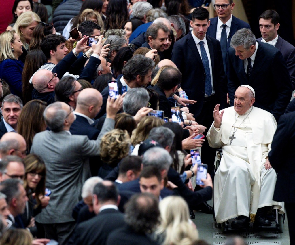 El papa Francisco asiste a una audiencia con directivos y personal de la RAI en el Aula Pablo VI de la Ciudad del Vaticano, con motivo del centenario de la radio y del setenta aniversario de la televisión italianas