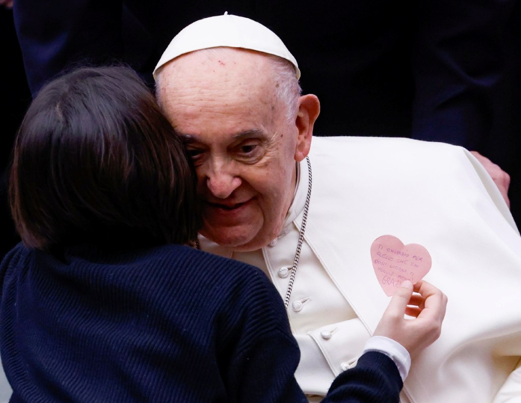 Un niño abraza al papa Francisco durante una audiencia especial en el Aula Pablo VI, Ciudad del Vaticano