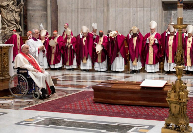 El papa Francisco preside el funeral del cardenal Paul Josef Cordes en la Basílica de San Pedro, el lunes