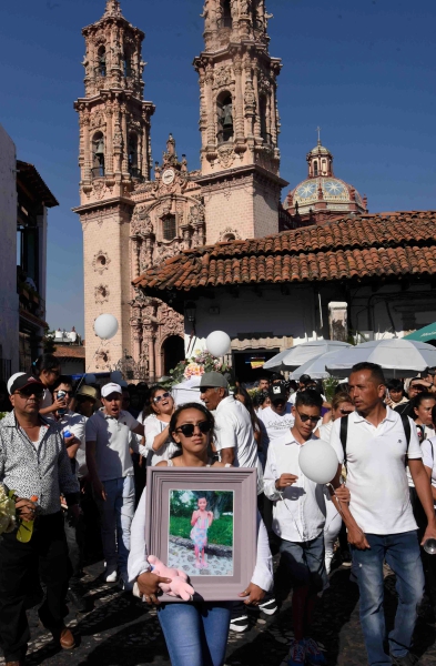 Familiares y pobladores en el cortejo fúnebre para dar el último adiós a Camila, en Taxco