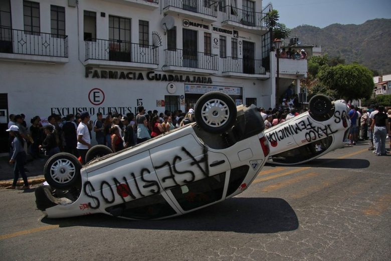 Personas enardecidas por el asesinato de la niña Camila en Taxco, Guerrero, causaron disturbios y golpearon a presuntos responsables, ocasionando la muerte de una mujer (Foto de EFE)