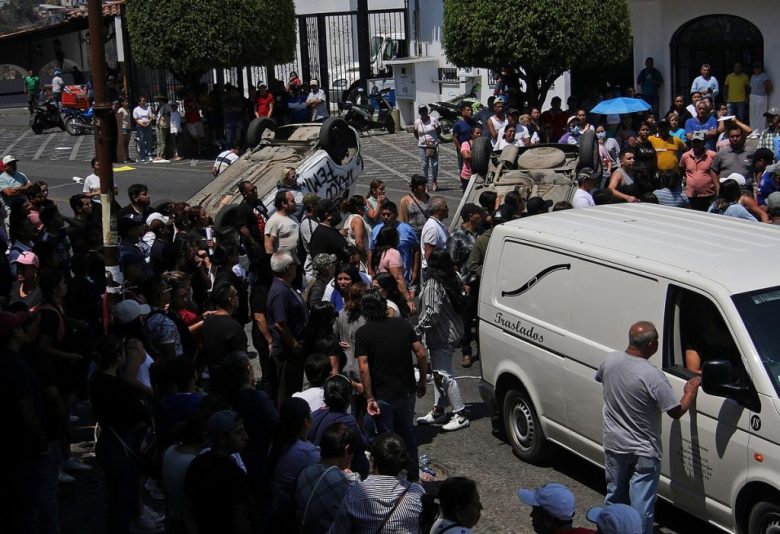 Personas enardecidas por el asesinato de la niña Camila en Taxco, Guerrero, causaron disturbios y golpearon a presuntos responsables, ocasionando la muerte de una mujer (Foto de EFE)