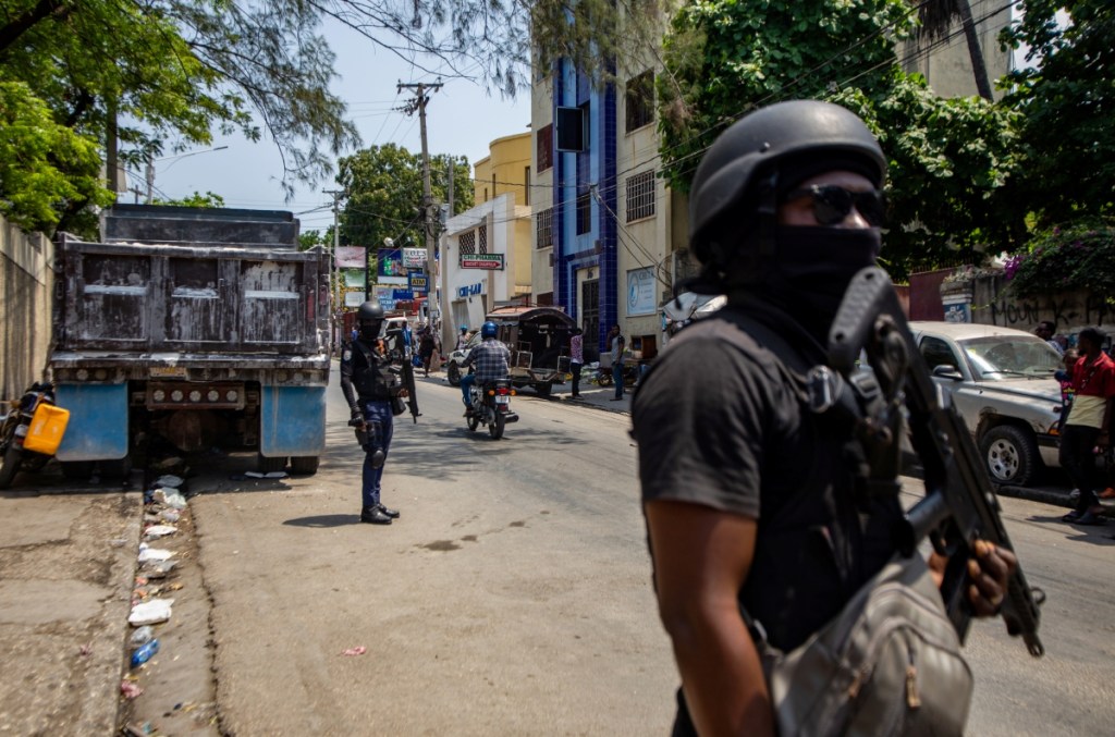 Policías patrullan las calles de Puerto Príncipe, capital de Haití, sumida en una crisis de violencia desde hace varias semanas. Al menos siete cadáveres aparecieron ayer en las calles del suburbio de Petion-ville