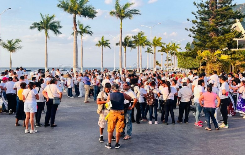 Miles de ciudadanos marcharon en Campeche como una manifestación de apoyo a policías en paro de labores