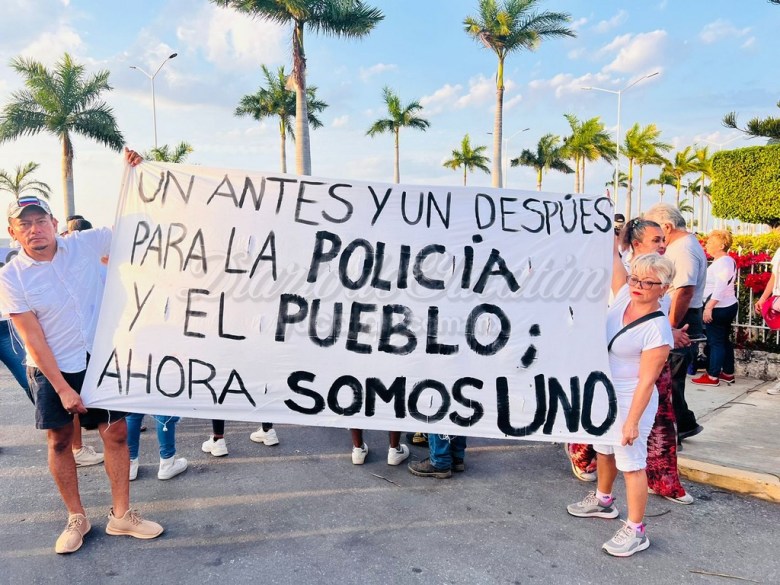 Miles de ciudadanos marcharon en Campeche como una manifestación de apoyo a policías en paro de labores