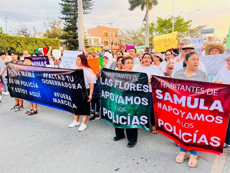 Miles de ciudadanos marcharon en Campeche como una manifestación de apoyo a policías en paro de labores