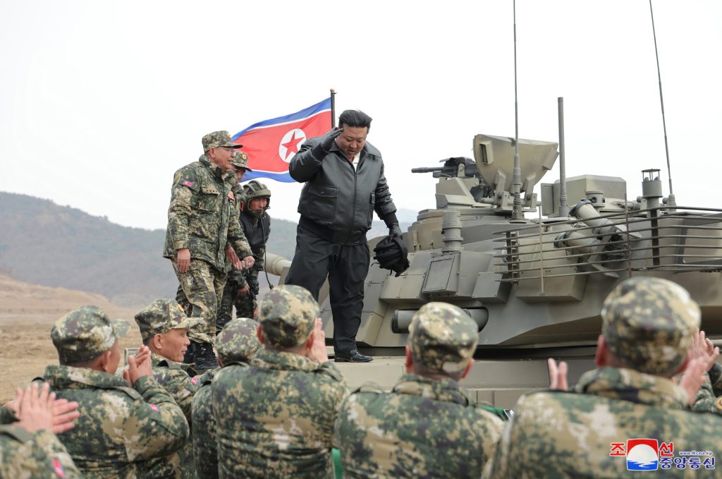 Kim Jong-un supervisa lanzamientos realizados por Corea del Norte. Foto de EFE