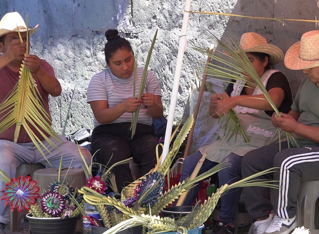 Sobre estas líneas y a la izquierda, artesanos de Oaxaca elaboran cruces y otros tejidos de palma para vender en las iglesias en el Domingo de Ramos. Los artesanos indígenas comentan que han sido afectados por la prolongada sequía en la región mixteca del estado. la buena noticia es que los fieles católicos valoran y adquieren sus productos