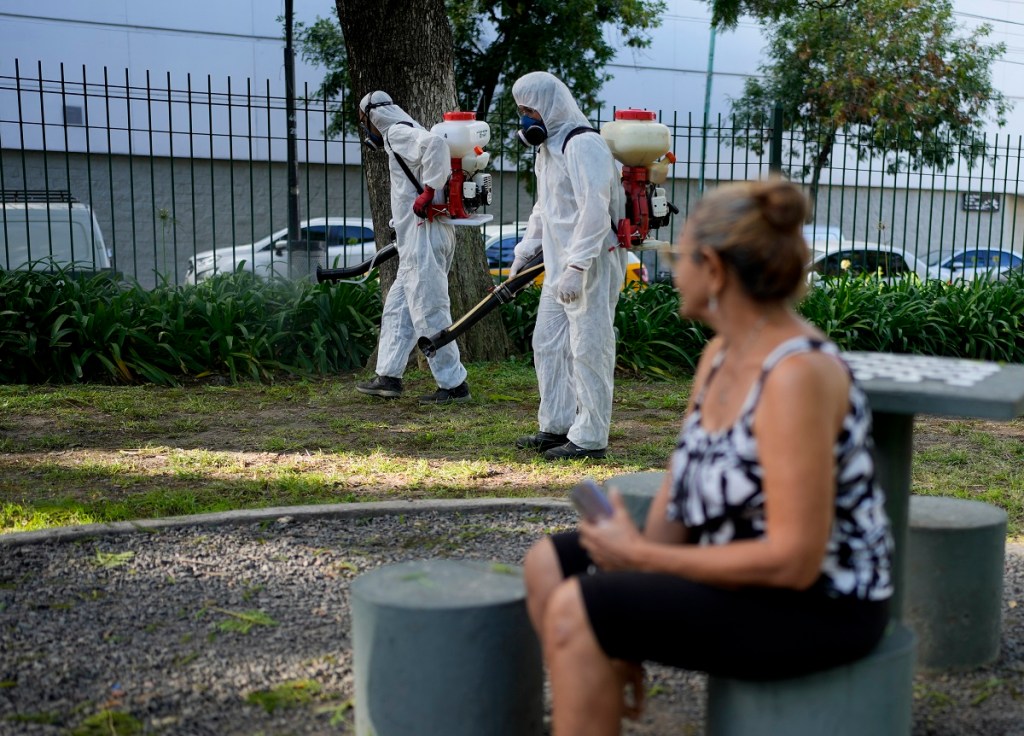 Una brigada de Salud fumiga un parque en Argentina para combatir al mosco transmisor del dengue (Foto de AP)