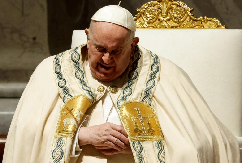 El papa Francisco preside la misa de Vigilia Pascual en la Noche Santa de Pascua en la Basílica de San Pedro