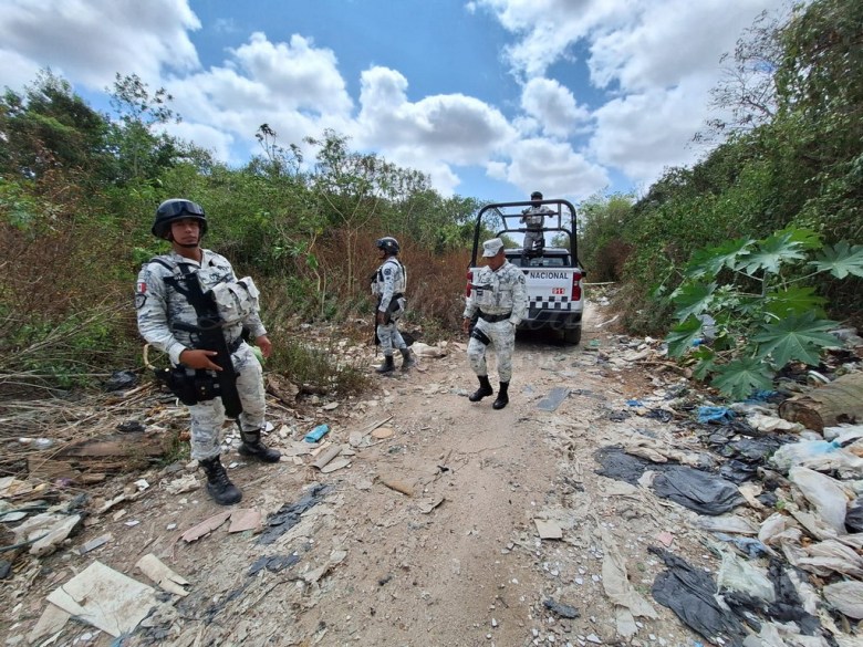 Autoridades en un camino de la Región 214 de Cancún, donde se hizo un macabro hallazgo (Foto de Meganews)