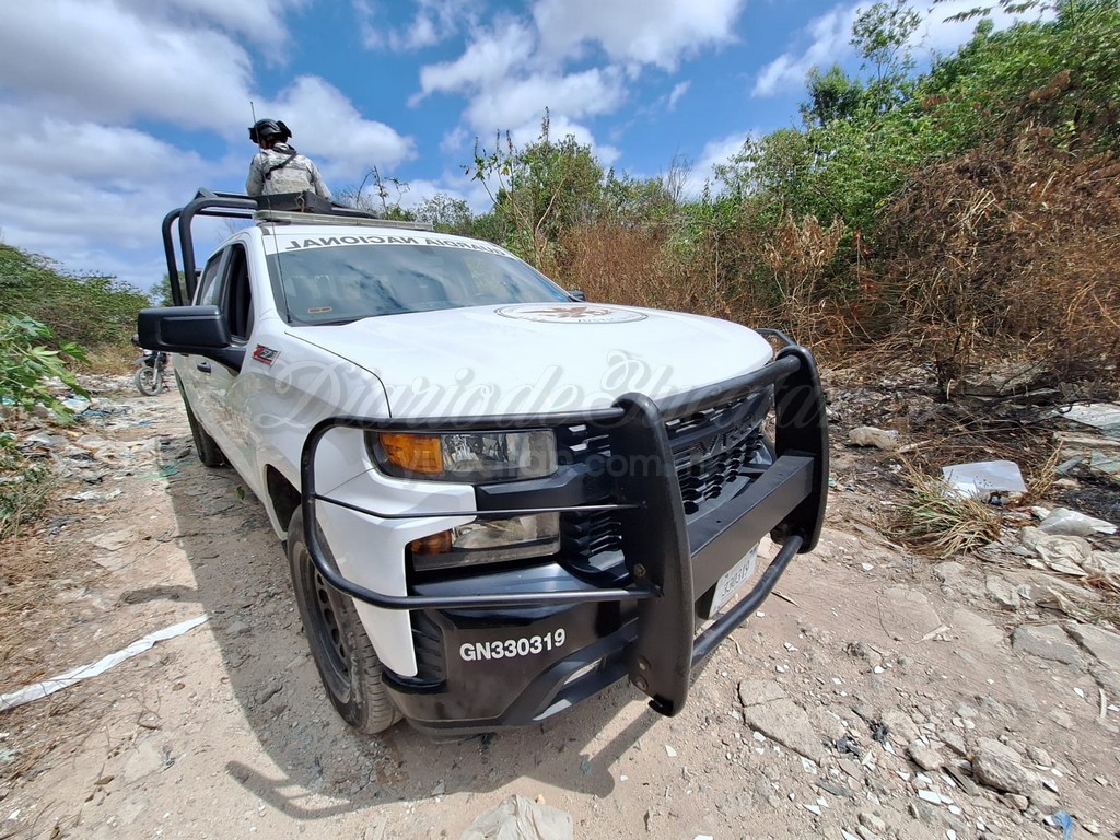 Autoridades en un camino de la Región 214 de Cancún, donde se hizo un macabro hallazgo (Foto de Meganews)