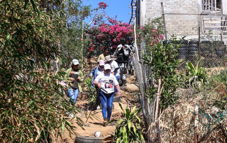 Madres buscadoras y otras personas durante sus labores en Guerrero