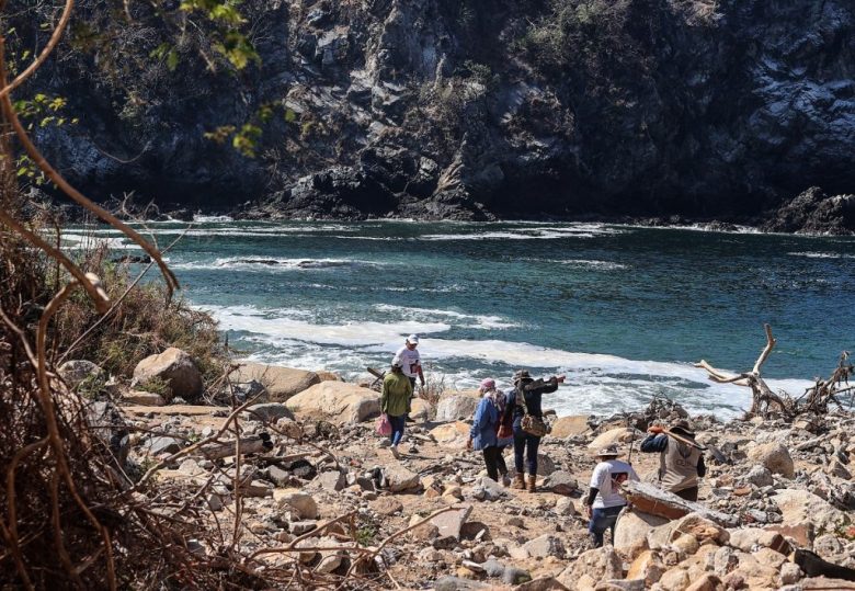 Madres buscadoras y otras personas durante sus labores en Guerrero