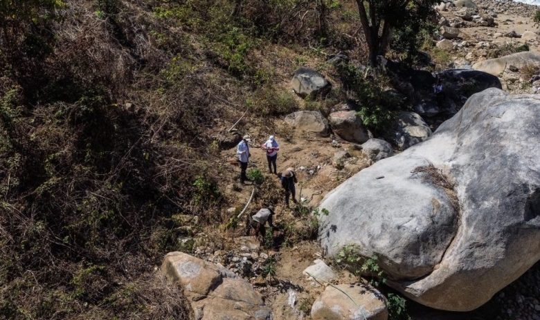 Madres buscadoras y otras personas durante sus labores en Guerrero