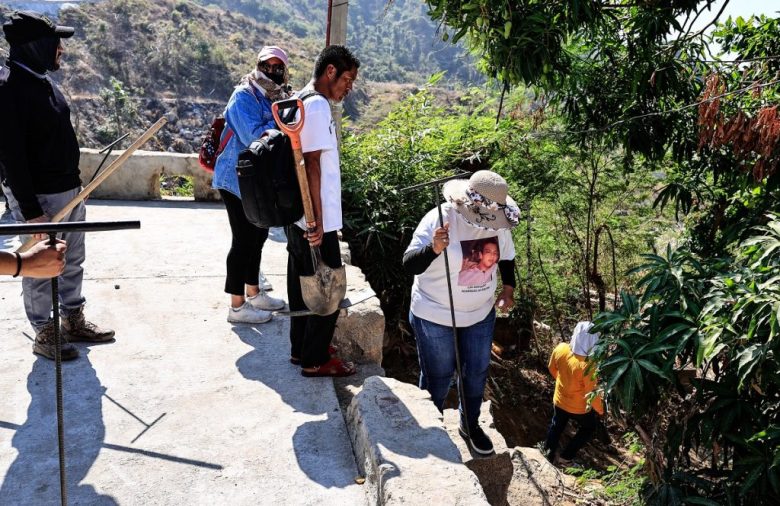 Madres buscadoras y otras personas durante sus labores en Guerrero