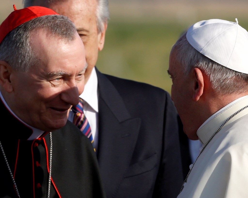 El papa Francisco, en la imagen con el secretario de Estado vaticano, monseñor Pietro Parolin, pidió a migrantes latinoamericanos que se encuentran en Panamá que “no olviden nunca su dignidad humana”