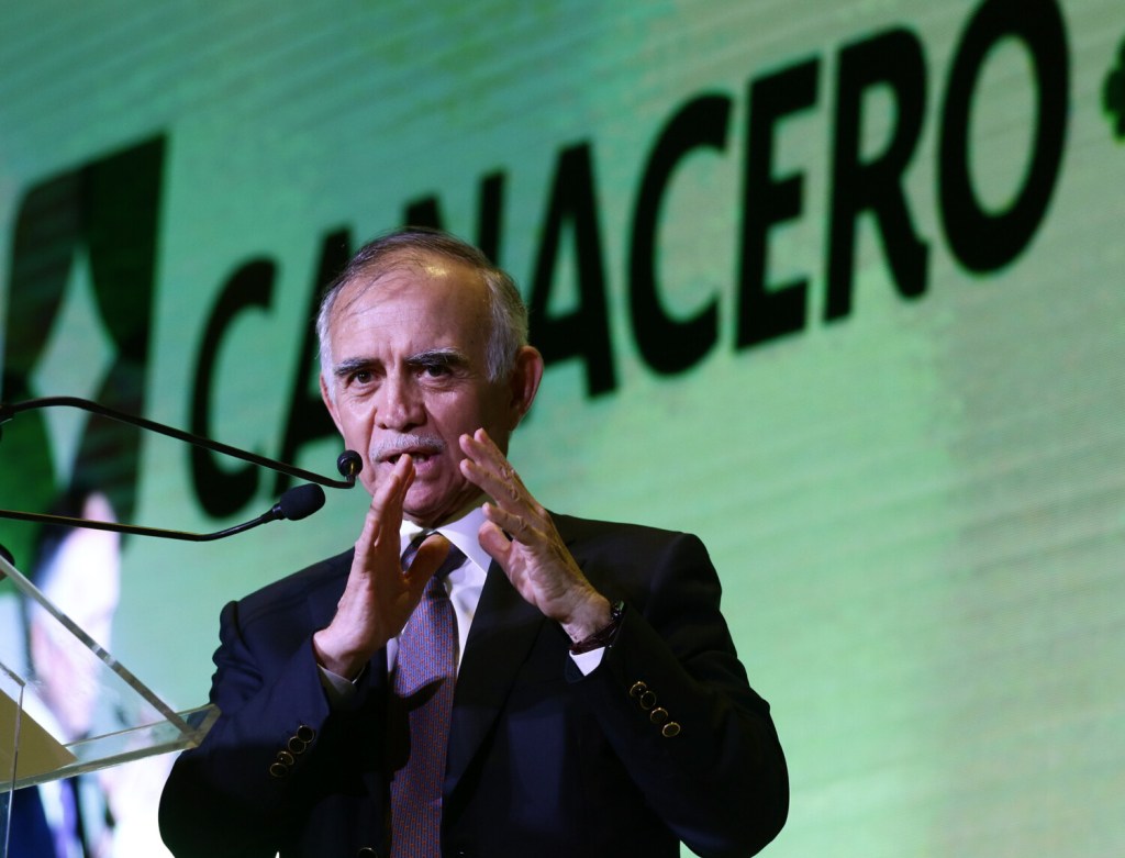 Alfonso Romo, jefe de la Oficina de la Presidencia, al participar hoy en la 71 Asamblea General de la Cámara Nacional de la Industria del Hierro y el Acero (Foto de Notimex)