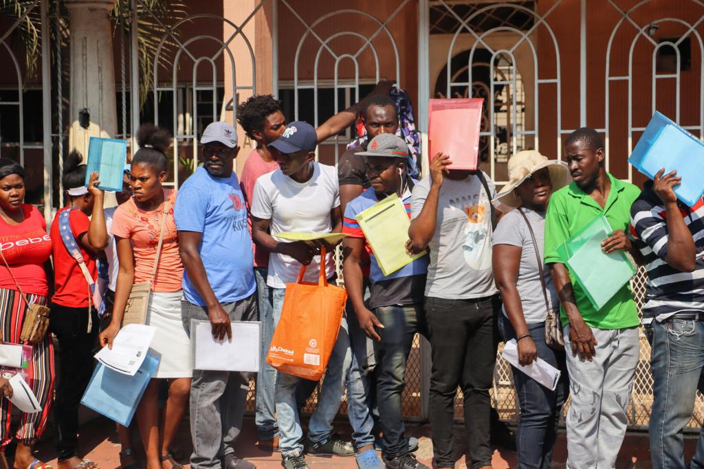 Miles de migrantes saturan oficina de la Comar en Tapachula para solicitar refugio - migrantes-formados-para-ingresar-a-la-oficna-de-la-comar-en-tapachula-1024x683