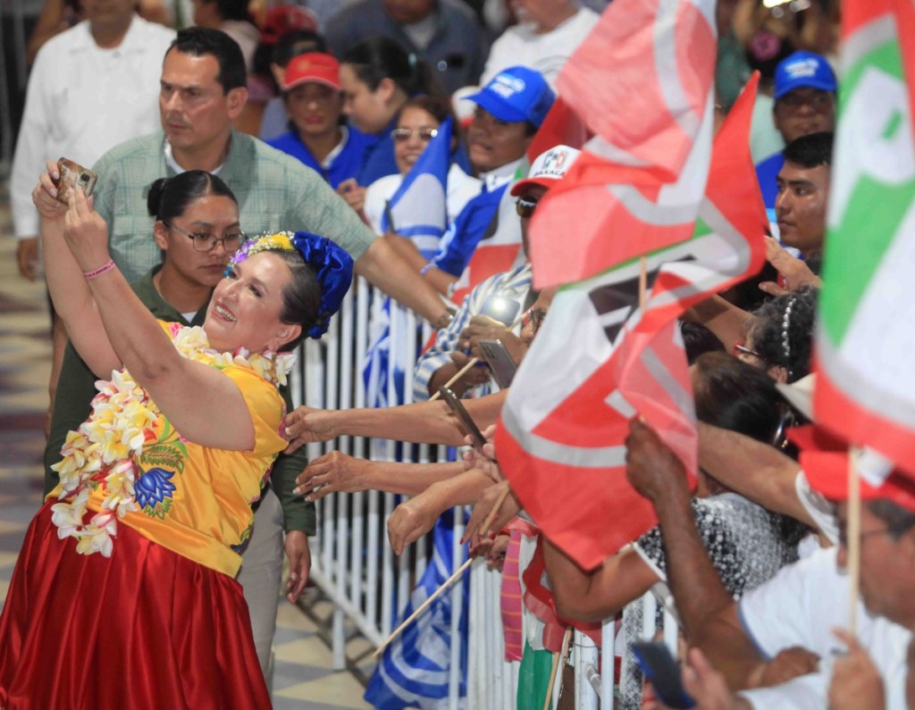 Xóchitl Gálvez, candidata presidencial de Fuerza y Corazón por México, encabezó ayer un mitin en Santo Domingo Tehuantepec, Oaxaca