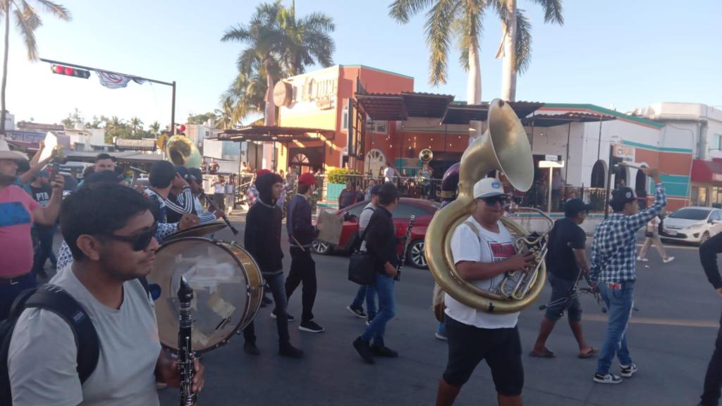 Músicos protestaron en el Malecón de Mazatlán contra nuevas medidas restrictivas en las zonas turísticas del puerto