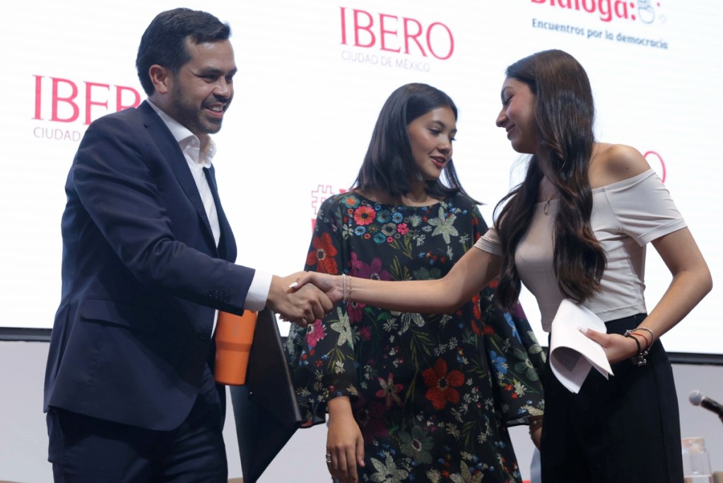 Jorge Álvarez Máynez, candidato a la presidencia por Movimiento Ciudadano, acudió ayer a la Universidad Iberoamericana en Ciudad de México para sostener un diálogo con los alumnos y el profesorado