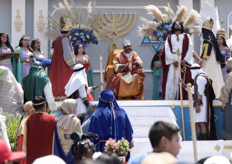 Judas Iscariote, en la representación de la Pasión de Cristo del Viernes Santo en Iztapalapa. A la izquierda, el juicio a Jesús, presidido por el gobernador Poncio Pilatos