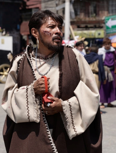 La coronación de espinas, después del juicio y los azotes (en la foto de abajo), en la 181 representación de la Pasión de Cristo en la alcaldía Iztapalapa. El Comité Organizador de Semana Santa en Iztapalapa, A.C. (Cossiac), integrado por ocho barrios, registró el día 24 una afluencia de 120 mil personas a las representaciones del Domingo de Ramos; 15 mil, durante el Martes Santo; 950 mil el Jueves Santo, y un millón 300 mil el Viernes Santo, con un total de 2 millones 385 mil asistentes, entre fieles y turistas