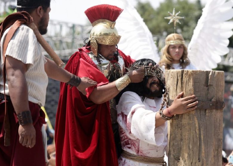 Sobre estas líneas, fotos tomadas con un dron de Cristopher Gómez, personificando a Jesús de Nazaret en la 181 representación de la Pasión de Cristo, como parte del Viernes Santo en la alcaldía de Iztapalapa