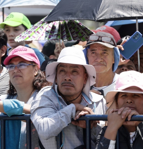 Sobre estas líneas y a la derecha, imágenes de parte de la concurrencia que asistió en Viernes Santo a la delegación Iztapalapa. A las distintas representaciones de Semana Santa en las colonias y pueblos de Iztapalapa asistieron miles de personas