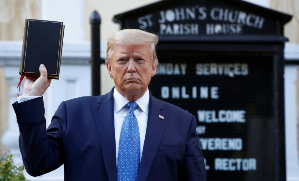 Donald Trump sostiene una Biblia frente a la iglesia de San Juan, en Washington, el 1 de junio de 2020