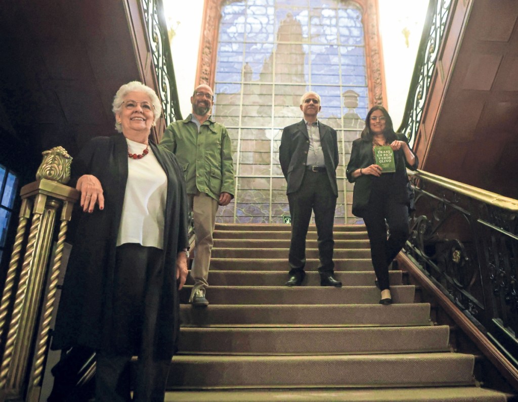 María Marván Laborde, Pedro Salazar Ugarte, Sergio López Ayllón, Guadalupe Salmorán Villar, quienes junto con otros dos investigadores del Instituto de Investigaciones Jurídicas de la UNAM, Juan Jesús Garza Onofre, y Javier Martín Reyes, escriben “Érase un país verde olivo”