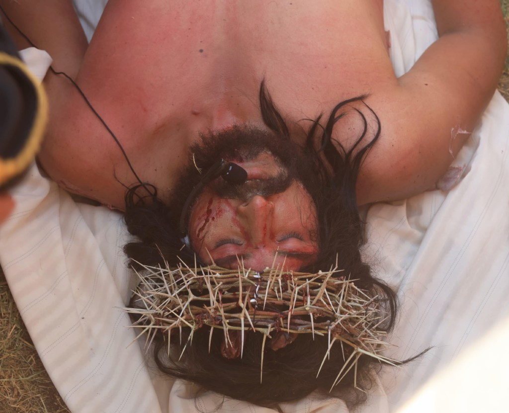 Jesús, muerto, recién bajado de la cruz, al final del Vía Crucis de Viernes Santo, ayer, en la 181 representación “viviente” de la Pasión de Cristo en la alcaldía Iztapalapa