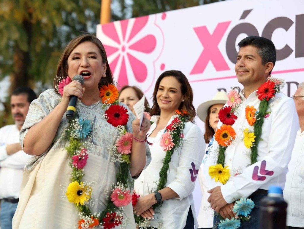 Xóchitl Gálvez, candidata presidencial, y el candidato a la gubernatura del estado de Puebla, Eduardo Rivera, en el poblado de San Baltazar