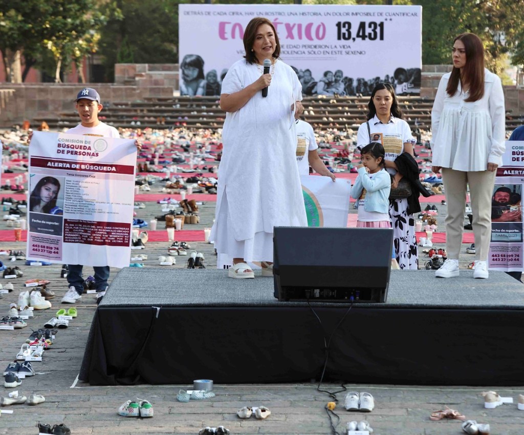 Xóchitl Gálvez Ruiz, candidata a la presidencia por la coalición opositora Fuerza y Corazón por México, encabezó ayer domingo un evento solemne por los desaparecidos, en el jardín Morelos en Michoacán