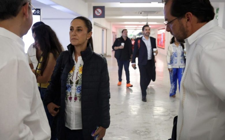 Sobre estas líneas, el momento del saludo entre Jorge Álvarez Máynez y Claudia Sheinbaum, ayer en el Aeropuerto Internacional de Ciudad de México. A la izquierda, la llegada del candidato de MC a la sala de espera, donde ya estaba la candidata de Morena. En redes sociales se cuestionó que los candidatos no hayan utilizado los servicios del Aeropuerto Internacional Felipe Ángeles (AIFA), una de las obras emblemáticas de la 4T