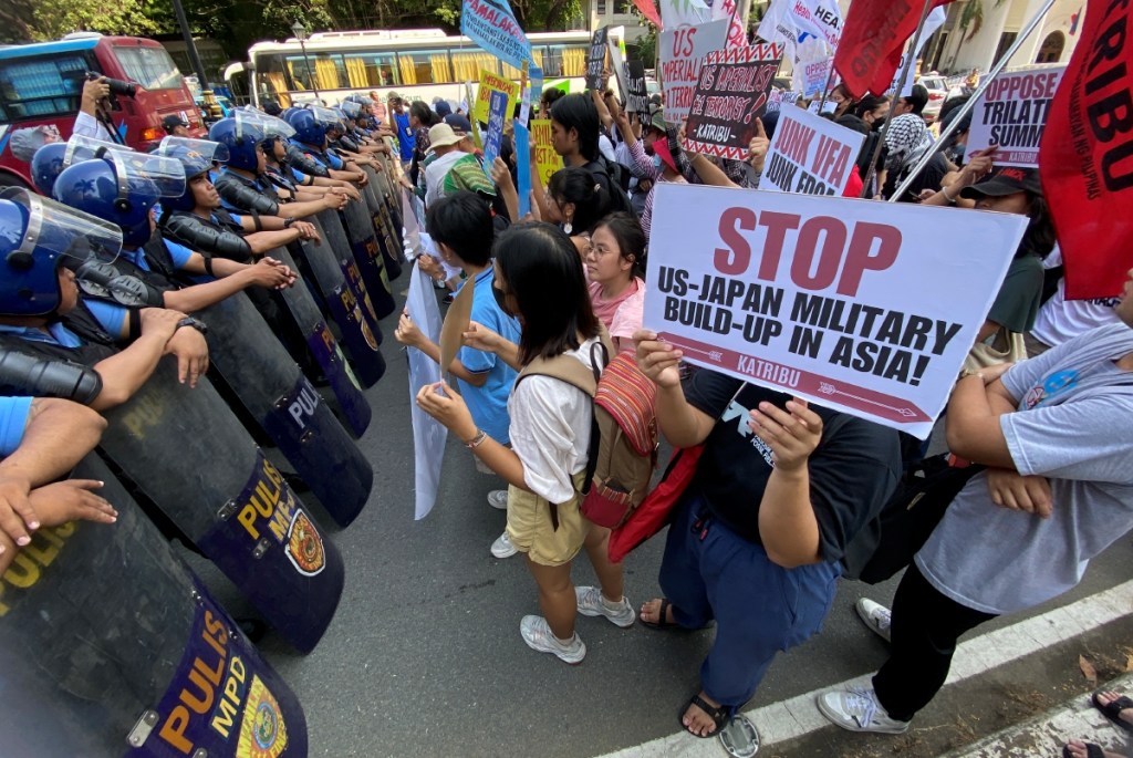 Manifestantes marchan hacia la embajada de Estados Unidos en Manila, Filipinas. Denuncian que la cumbre trilateral conducirá a la recolonización y militarización en el disputado Mar de China Meridional