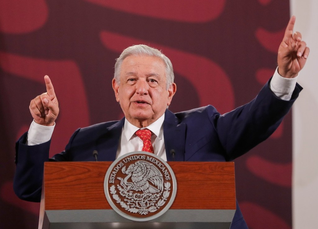 El presidente Andrés Manuel López Obrador consideró "suerte" la aparición de monseñor Salvador Rangel Mendoza (Foto de EFE)