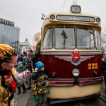 Asistentes observan un tranvía retro histórico RVZ-6 en una plaza cercana a la estación de tren Belorussky, al final del desfile por el 125 aniversario de ese servicio en Moscú